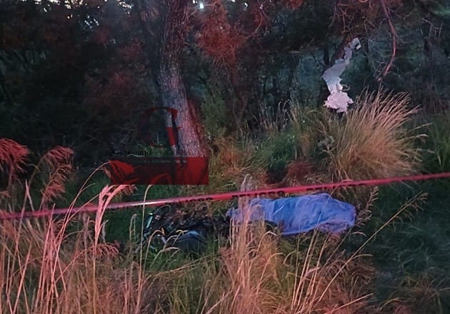 Joven muere y otro queda grave al chocar motocicleta en Cuaxomulco; estarían bajo el influjo del alcohol